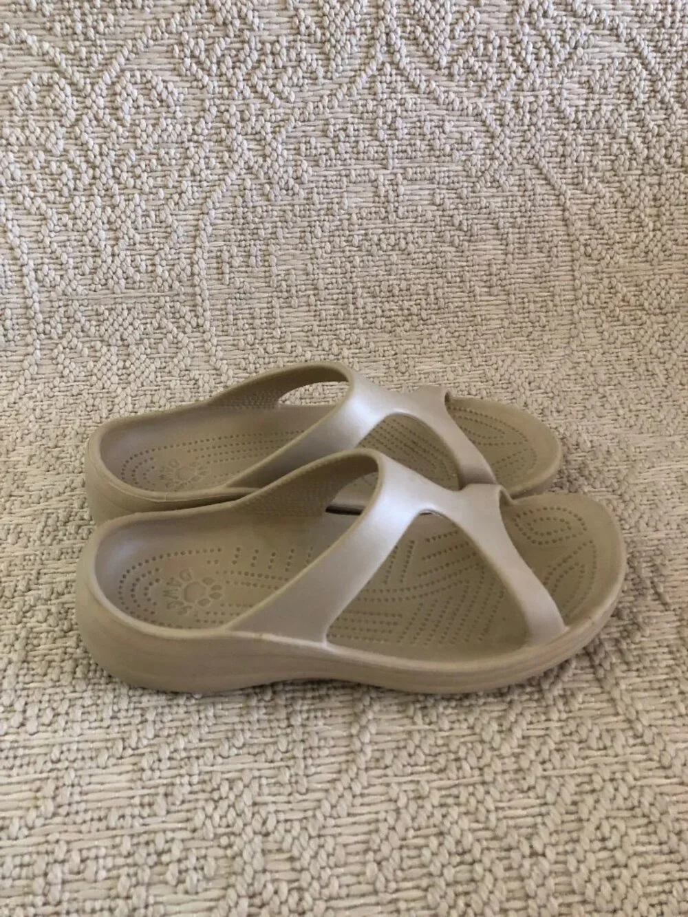 The Dawgs sandals in size 7/8